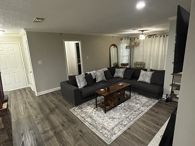 607 Mill Pond Dr SE — Photo 2
