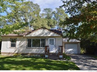 435 Rivard Blvd, Waterford, MI 48327