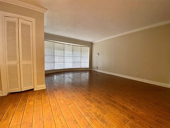 3rd image of 2727 Briarhurst Dr APT 28