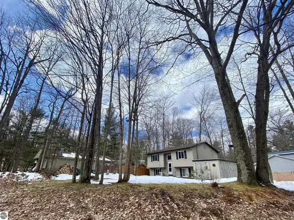 18830 Lakewood Cir, Lake Ann, MI 49650