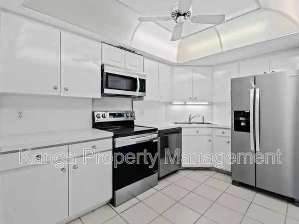 2425 Presidential Way, West Palm Beach, FL