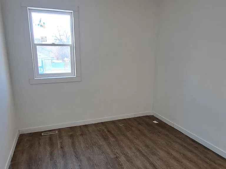 1428 Queen St — Photo 10