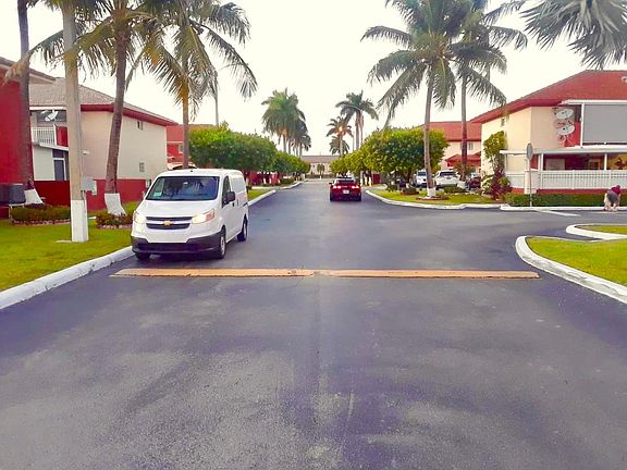 Garden villas 1 calles amplias, espacioso, plenty Visitor parking, beautiful landscaping