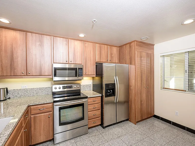 2233 Martin #307 — Photo 5
