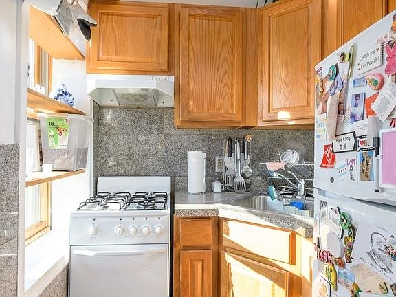 3rd image of 326 De Graw St #3