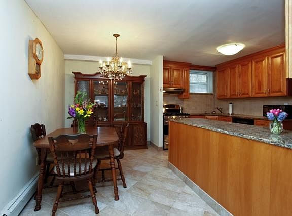 4th image of 10 Fieldstone Dr