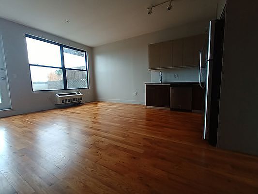 4th image of 41 Kosciuszko St APT 403