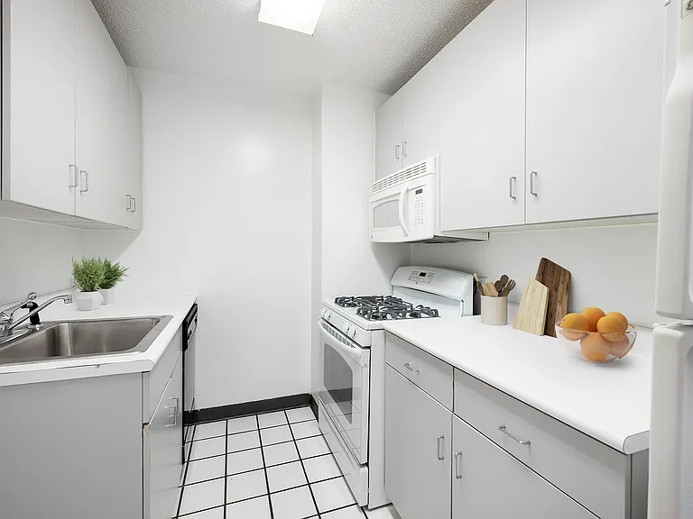 429 E 52nd St #10C — Photo 3