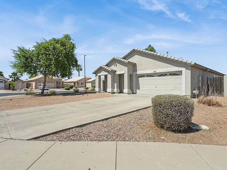 1556 N Rockwell Ct — Photo 2