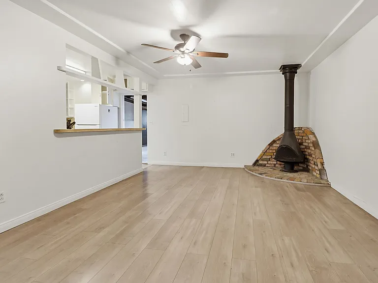 7872 Broadway — Photo 1