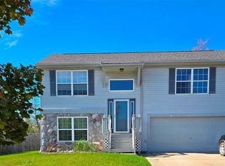 239 Andover Woods Dr, Fenton, MI 48430