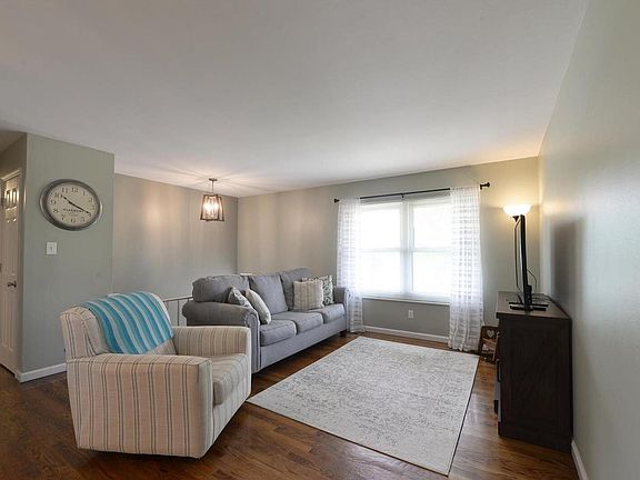 3rd image of 301 Wembley Ln