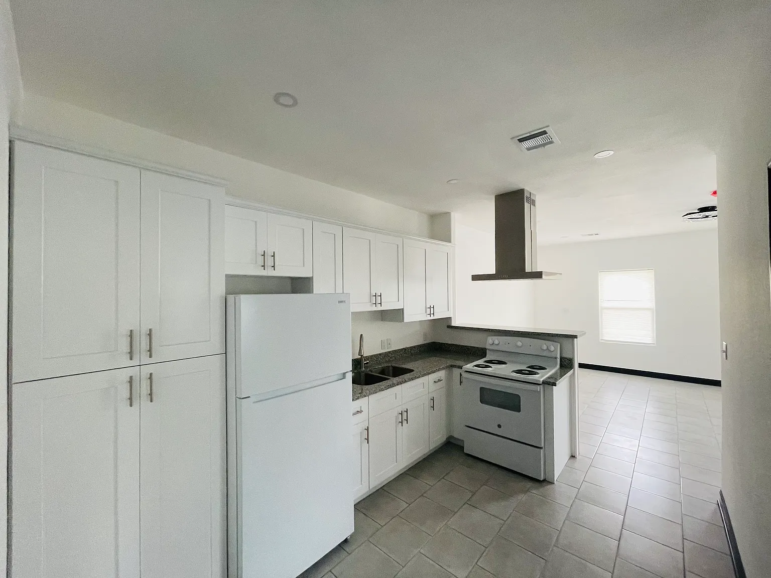 3 bed, 1000 sqft, $1,600 — Photo 3