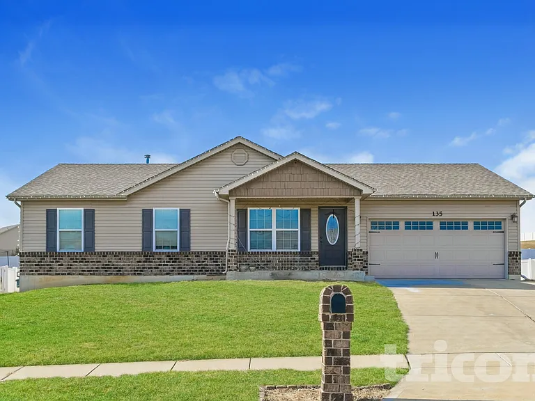 135 Shadow Pointe Dr — Photo 1