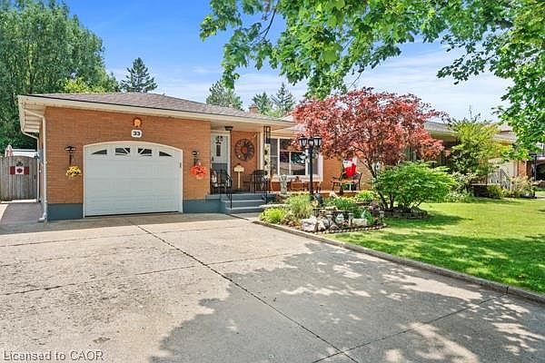 1st image of 33 Meadowbrook Cres