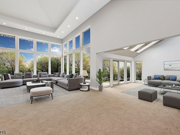 3rd image of 31 Westmount Dr