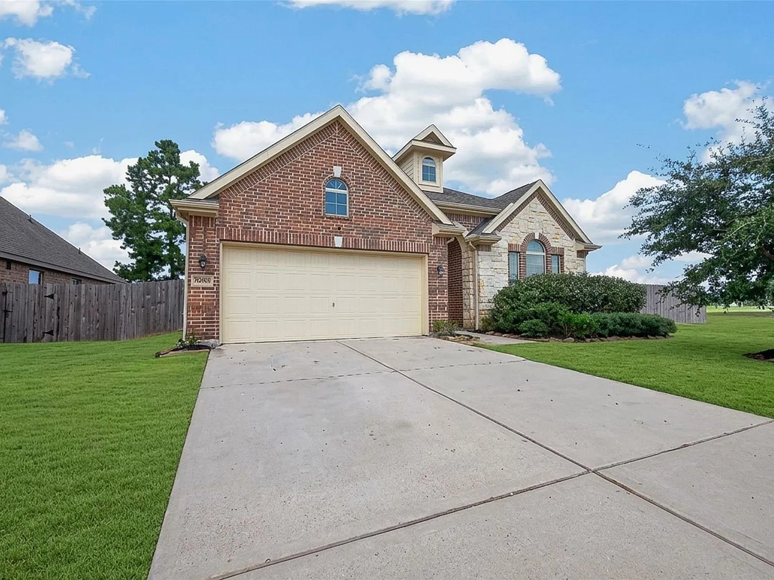 3 bed, 2.0 bath, 2111 sqft, $2,195 — Photo 2