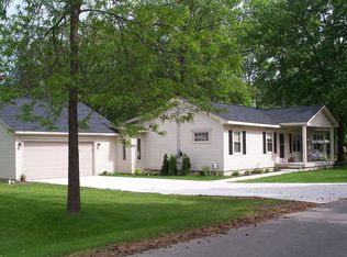 1532 Shoreline Dr, Hartland, MI