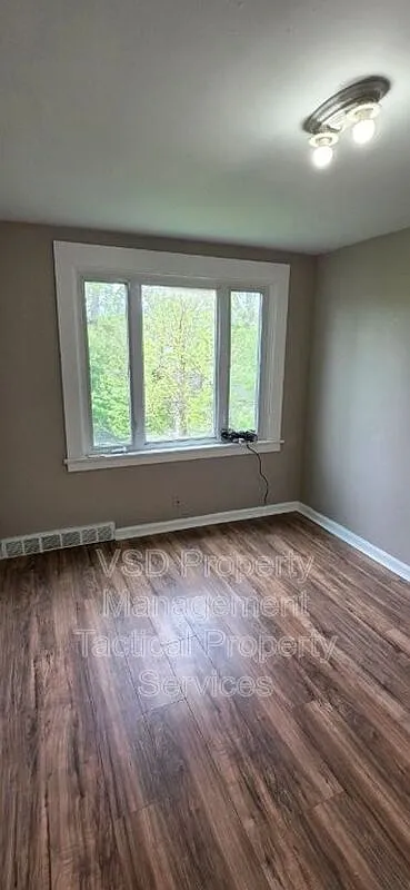 Building Photo - 3408 E 140th St #2
