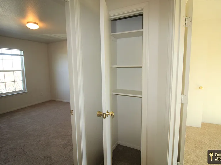 401 W Ave E — Photo 14