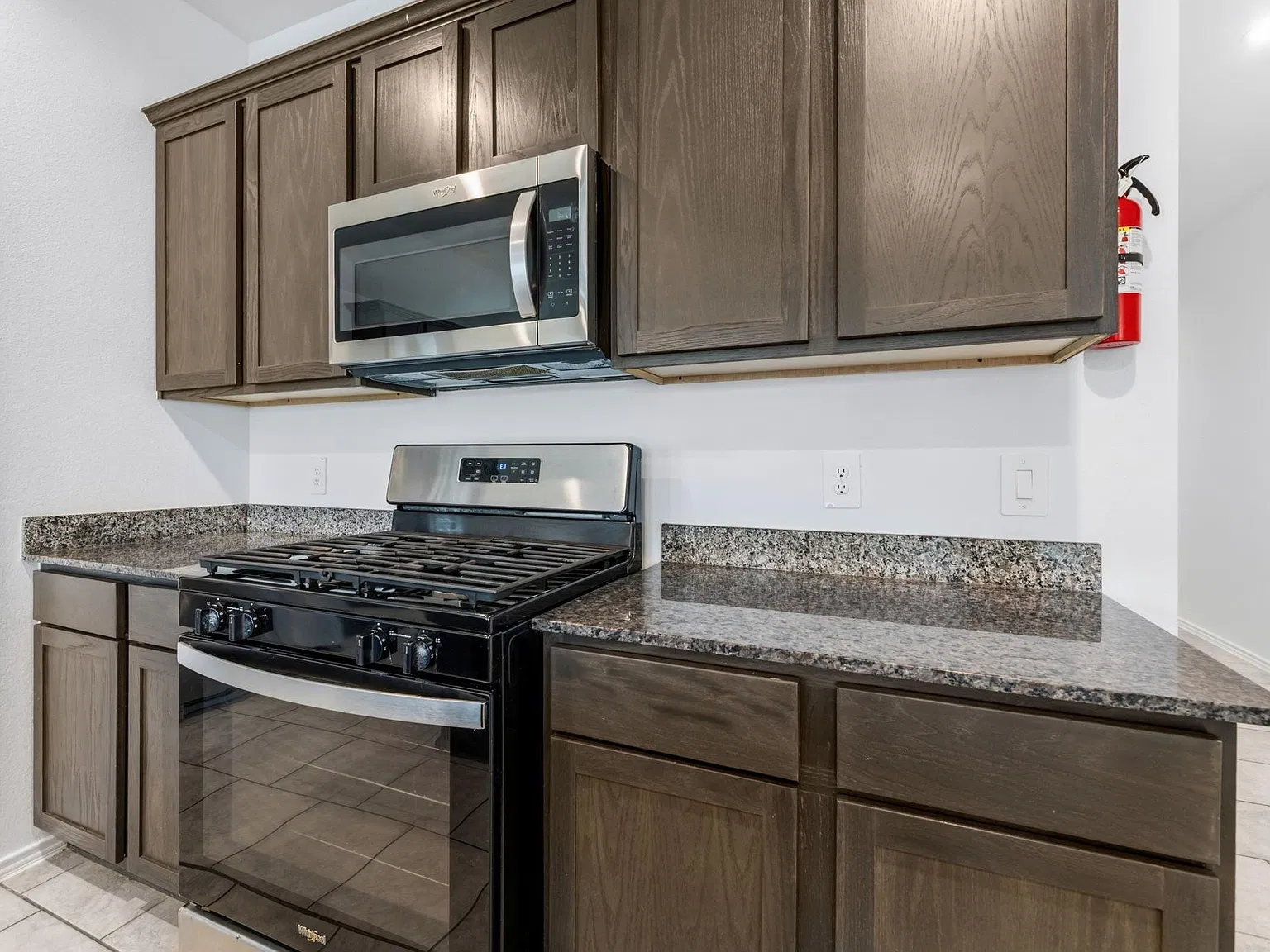 4 bed, 1976 sqft, $2,275 — Photo 3