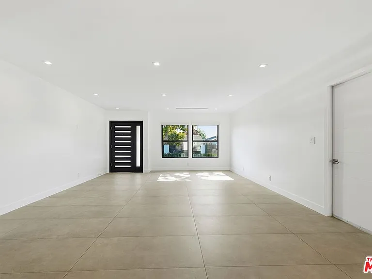 5735 Saloma Ave — Photo 27