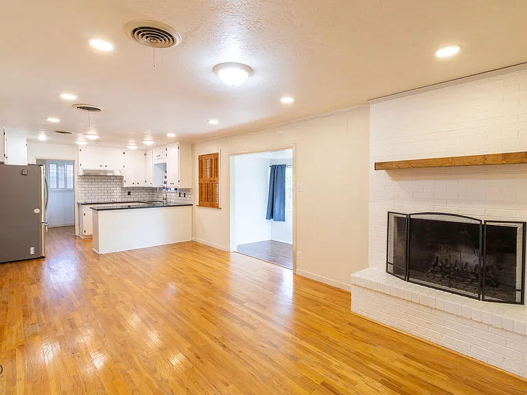1556 Singleton Ave — Photo 5