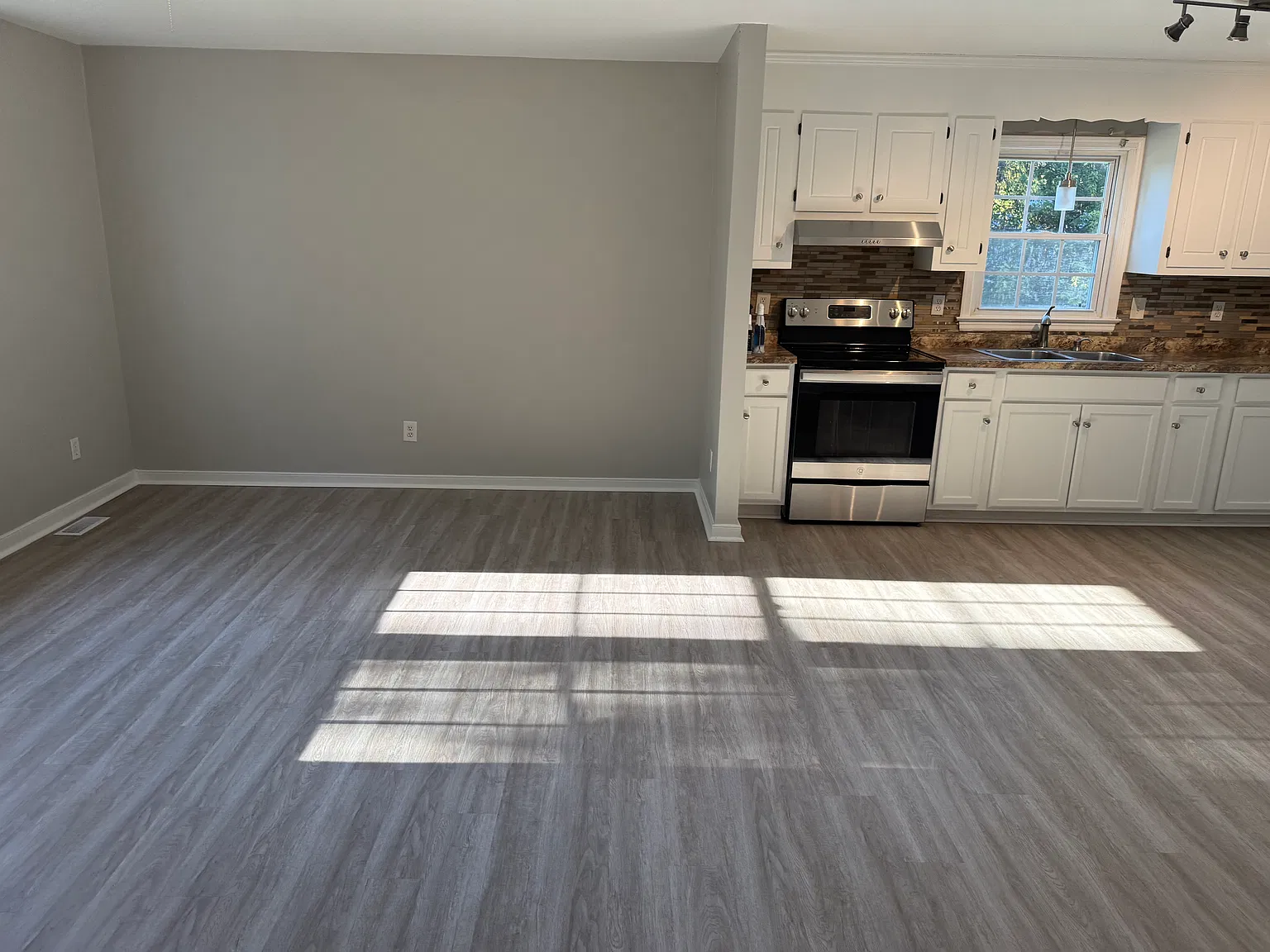 3 bed, 1.5 bath, 1022 sqft, $1,800 — Photo 3