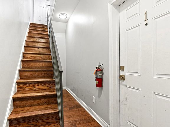 3rd image of 2435 W Jefferson St #1