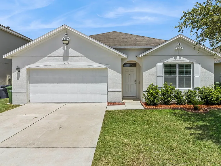 4257 Roberta Dr — Photo 1