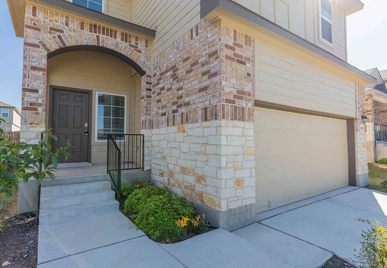 4 bed, 2.5 bath, 2200 sqft, $2,099 — Photo 3
