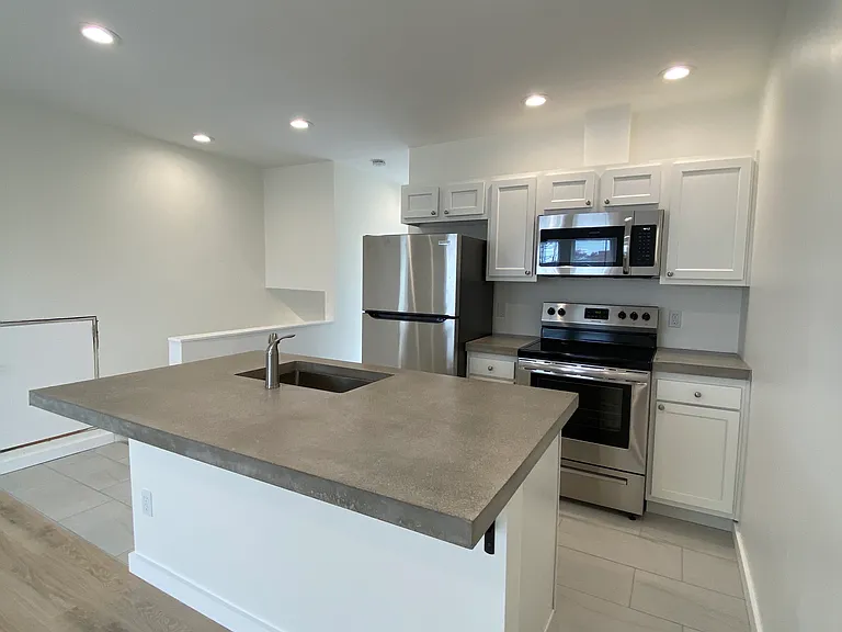 329 W 8th St #B — Photo 2