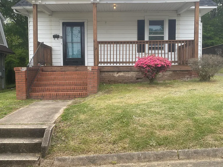 717 Temple Ave — Photo 1