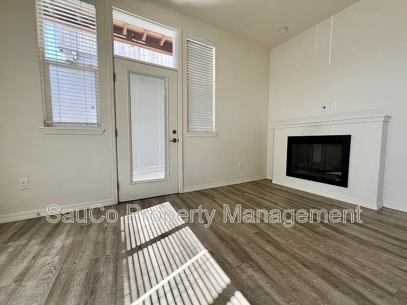 Studio, 1.0 bath, 601 sqft, $1,300 — Photo 2