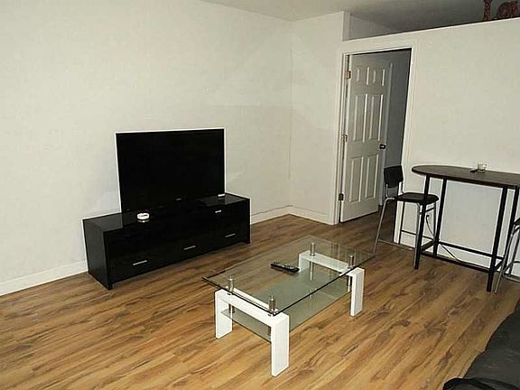 5th image of 421 Collins Ave APT 9