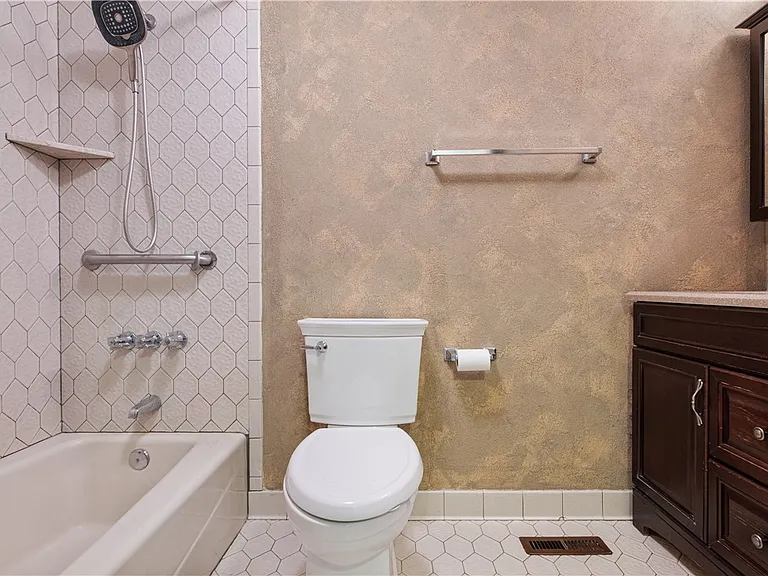 16 Wheatfield Dr — Photo 17
