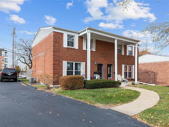 2nd image of 1034 Willow Brook Dr Unit 1034