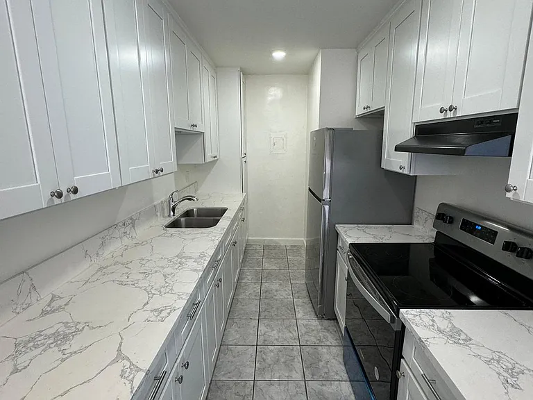 345 S. Manhattan — Photo 14