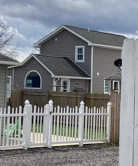 614 Warren St — Photo 8