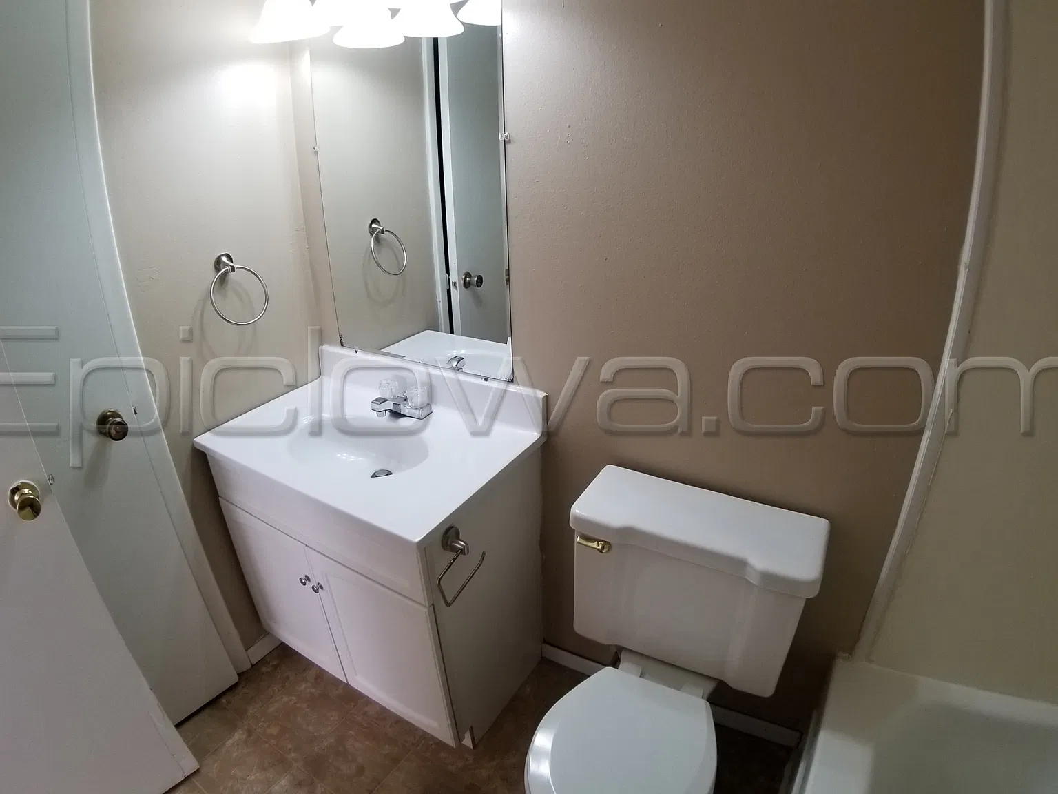 1385 Meadowview Dr - 2 — Photo 4