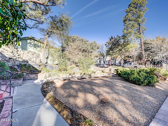 4th image of 715 Country Club Dr