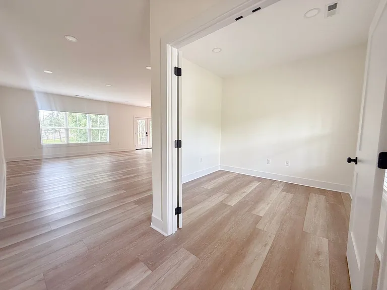 1403 Westbrook Cir — Photo 2