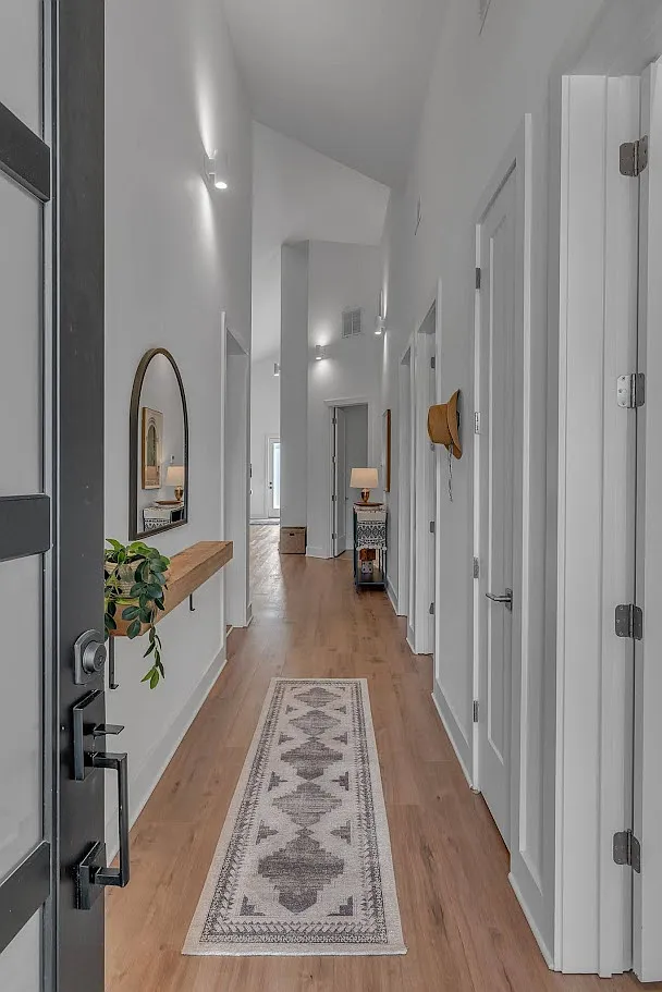 3 bed, 2060 sqft, $4,995 — Photo 3
