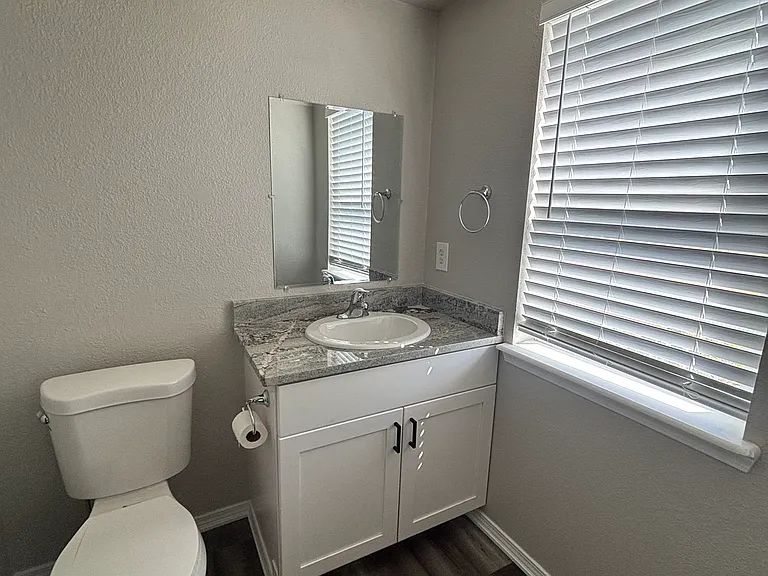814 SE 9th St — Photo 7