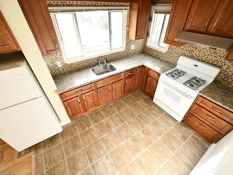 479 Merritt Ave — Photo 8