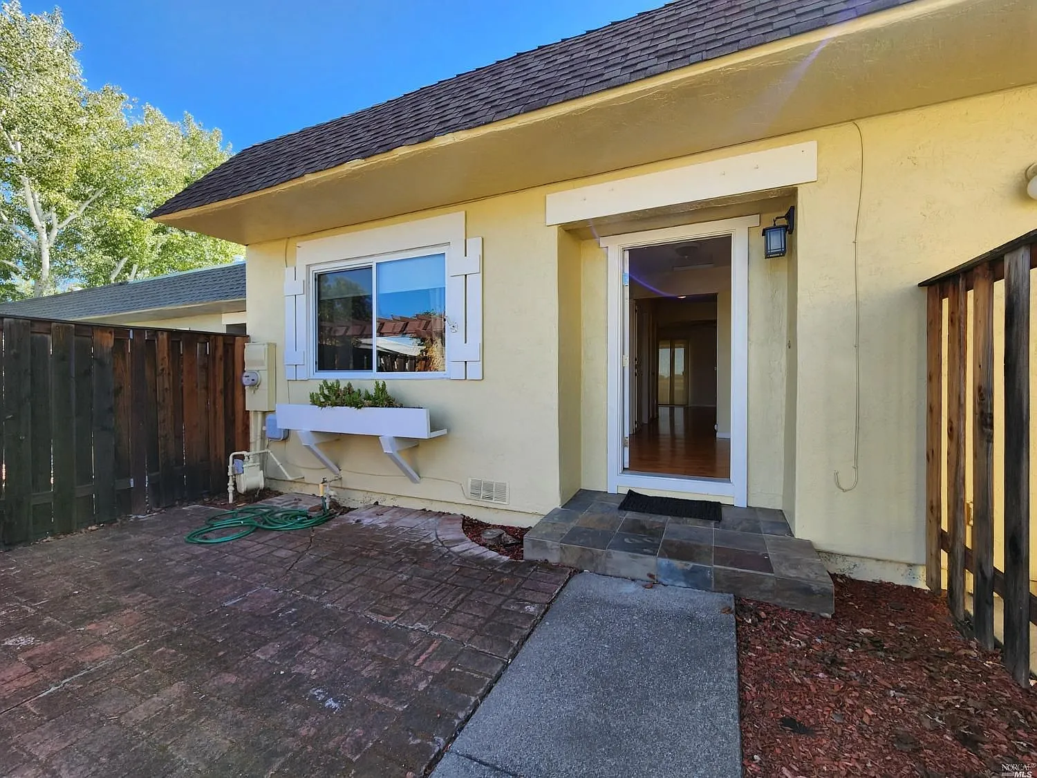 684 Yellowstone Dr photo 1