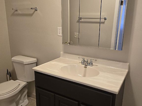 5th image of 914 Edwards St APT 2E