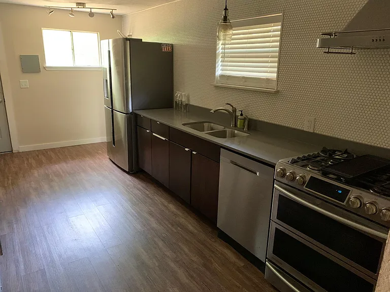 1505 Haskell St — Photo 8