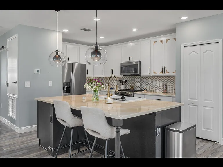 412 SW Dailey Ave — Photo 3