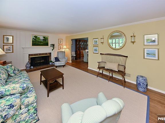 5th image of 250 Meadowbrook Road